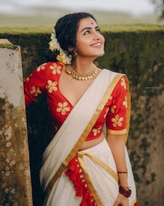 anupama-parameswaran-kerala-onam-saree-photos