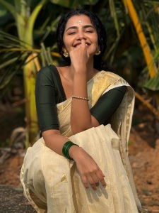 anupama-parameswaran-kerala-set-saree-with-green-blouse-look-photos-001