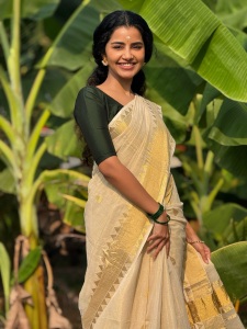 anupama-parameswaran-kerala-set-saree-with-green-blouse-look-photos-002