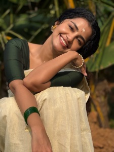 anupama-parameswaran-kerala-set-saree-with-green-blouse-look-photos-003