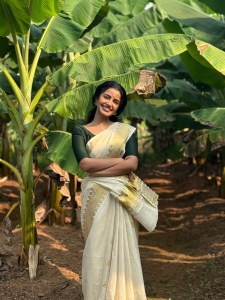 anupama-parameswaran-kerala-set-saree-with-green-blouse-look-photos-005