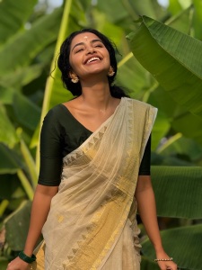 anupama-parameswaran-kerala-set-saree-with-green-blouse-look-photos