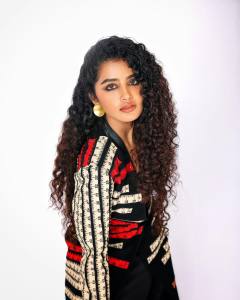 anupama-parameswaran-new-photos-in-Black-Jacket-001