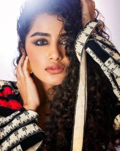 anupama-parameswaran-new-photos-in-Black-Jacket