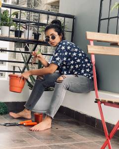 anupama-parameswaran-planting-trees-photos-new-003