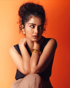 anupama-parameswaran-stylish-look-photos-latest-001