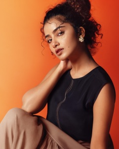 anupama-parameswaran-stylish-look-photos-latest-003