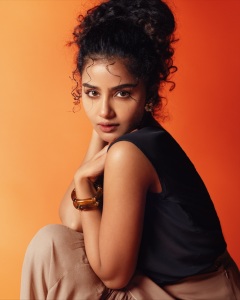 anupama-parameswaran-stylish-look-photos-latest-005