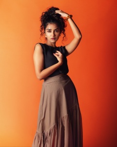 anupama-parameswaran-stylish-look-photos-latest-008