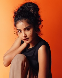anupama-parameswaran-stylish-look-photos-latest-009