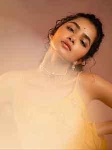 anupama-parameswaran-stylish-look-photos-latest-011