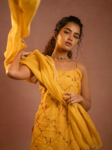 anupama-parameswaran-stylish-look-photos-latest-012