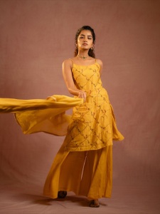 anupama-parameswaran-stylish-look-photos-latest-016