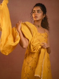 anupama-parameswaran-stylish-look-photos-latest-017