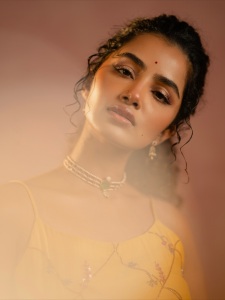 anupama-parameswaran-stylish-look-photos-latest-018