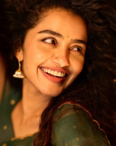 anupama-parameswaran-stylish-look-photos-latest-021
