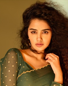 anupama-parameswaran-stylish-look-photos-latest-022