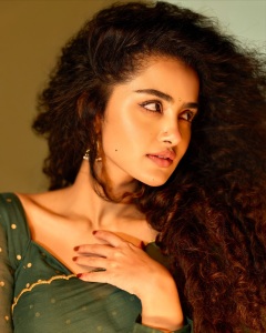 anupama-parameswaran-stylish-look-photos-latest-024