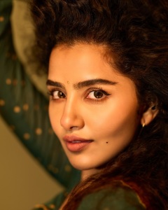 anupama-parameswaran-stylish-look-photos-latest-026