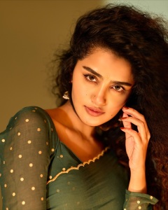 anupama-parameswaran-stylish-look-photos-latest-028