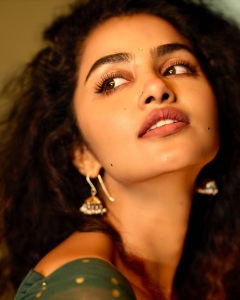 anupama-parameswaran-stylish-look-photos-latest-030