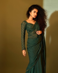 anupama-parameswaran-stylish-look-photos-latest-031