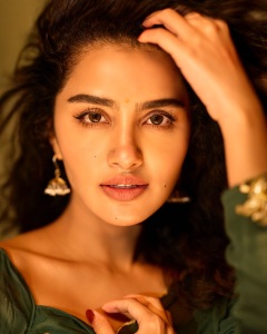 anupama-parameswaran-stylish-look-photos-latest-032