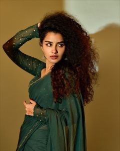 anupama-parameswaran-stylish-look-photos-latest-033