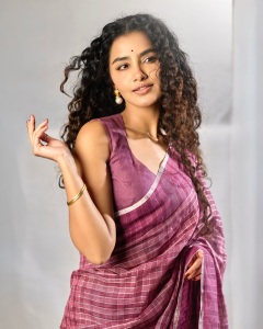anupama-parameswaran-stylish-look-photos-latest-038