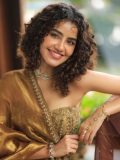 anupama-parameswaran-in-antique-gold-lehenga-Strapless-sweetheart-neckline-corseted-choli-with-vertical-panel-structuring-photos-011