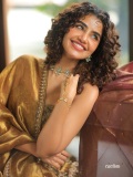 anupama-parameswaran-in-antique-gold-lehenga-Strapless-sweetheart-neckline-corseted-choli-with-vertical-panel-structuring-photos-013