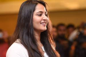 anushka-shetty-stills-114-00329