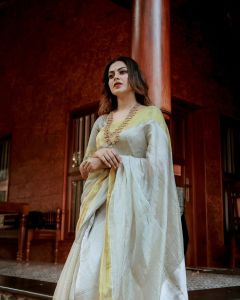 actress-anusree-in-kerala-saree-photos4