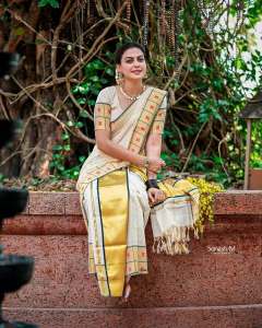 actress-anusree-in-vishu-temple-look-and-outfit-ideas-photos-002