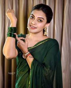 anusree-in-green-saree-with-green-kuppivala-combination-photos-002