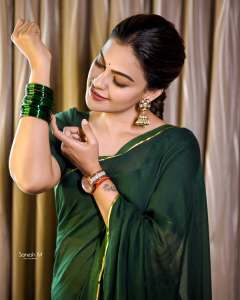 anusree-in-green-saree-with-green-kuppivala-combination-photos-003