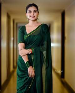 anusree-in-green-saree-with-green-kuppivala-combination-photos-005
