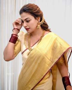 anusree-in-kerala-saree-with-trending-makeup-ideas-photos