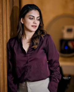 anusree-in-light-color-pants-with-purple-shirt-photos-004