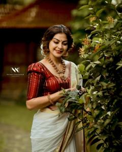 anusree-in-traditional-kasavu-mundu-saree-images-001