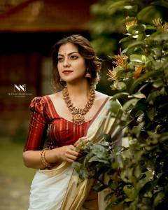 anusree-in-traditional-kasavu-mundu-saree-images-002