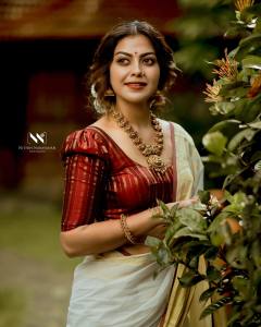 anusree-in-traditional-kasavu-mundu-saree-images-003