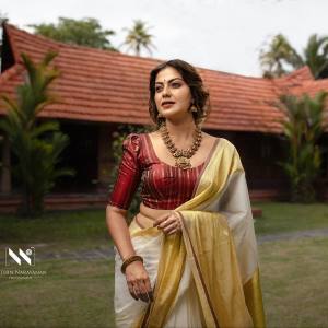 anusree-in-traditional-kasavu-mundu-saree-images-004