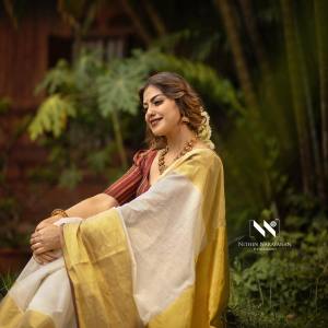anusree-in-traditional-kasavu-mundu-saree-images-005