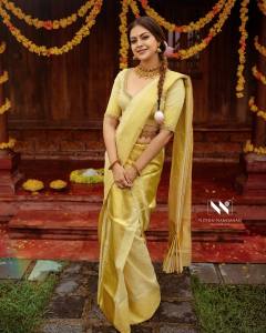anusree-in-traditional-kasavu-mundu-saree-images-006