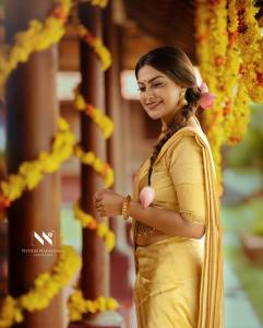 anusree-in-traditional-kasavu-mundu-saree-images-007