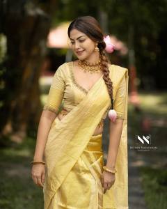 anusree-in-traditional-kasavu-mundu-saree-images-008