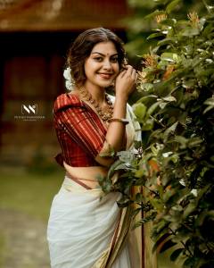 anusree-in-traditional-kasavu-mundu-saree-images