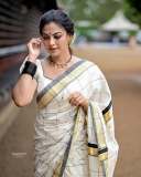 actress-anusree-in-set-saree-with-black-lines-and-blouse-makeup-ideas-photos-005