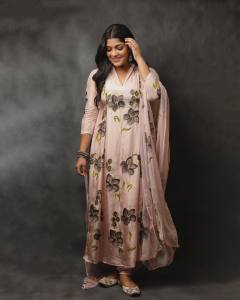 aparna-balamurali-in-Black-Lilies-On-Lilac-Silk-Kurta-photos-004